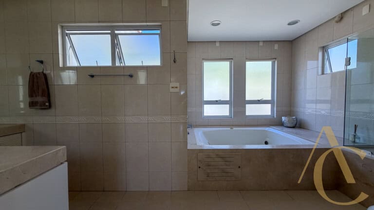 Casa residencial à venda – 6 quartos sendo 5 suítes – Cacupé | Florianópolis/SC.