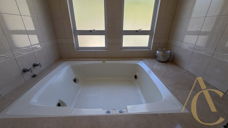 Casa residencial à venda – 6 quartos sendo 5 suítes – Cacupé | Florianópolis/SC.