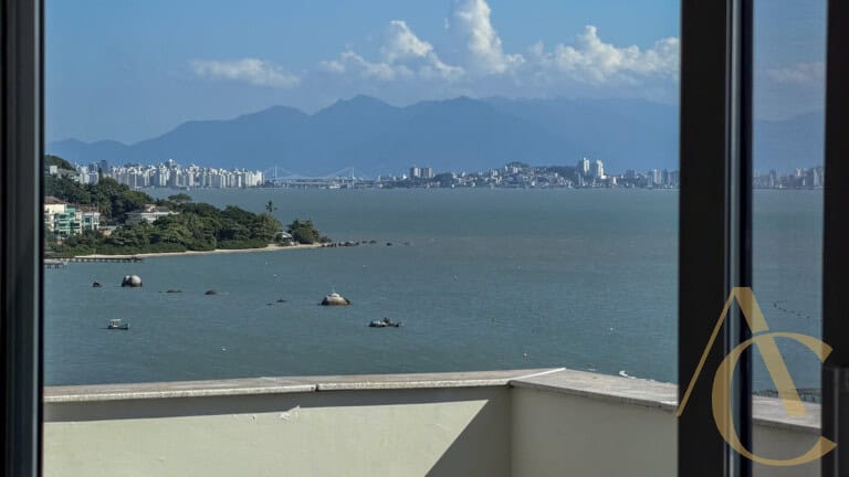 Casa residencial à venda – 6 quartos sendo 5 suítes – Cacupé | Florianópolis/SC.