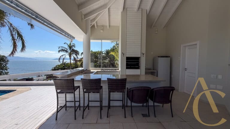 Casa residencial à venda – 6 quartos sendo 5 suítes – Cacupé | Florianópolis/SC.