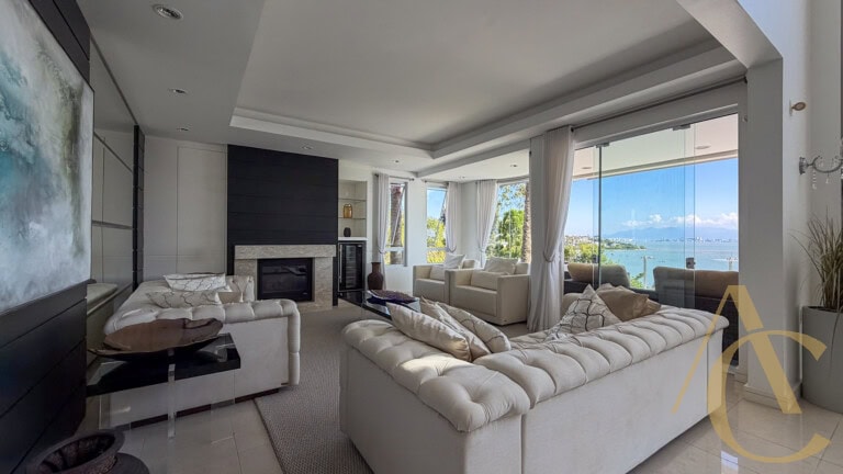 Casa residencial à venda – 6 quartos sendo 5 suítes – Cacupé | Florianópolis/SC.