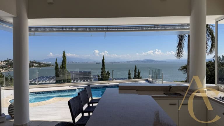 Casa residencial à venda – 6 quartos sendo 5 suítes – Cacupé | Florianópolis/SC.