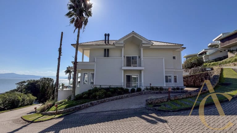 Casa residencial à venda – 6 quartos sendo 5 suítes – Cacupé | Florianópolis/SC.