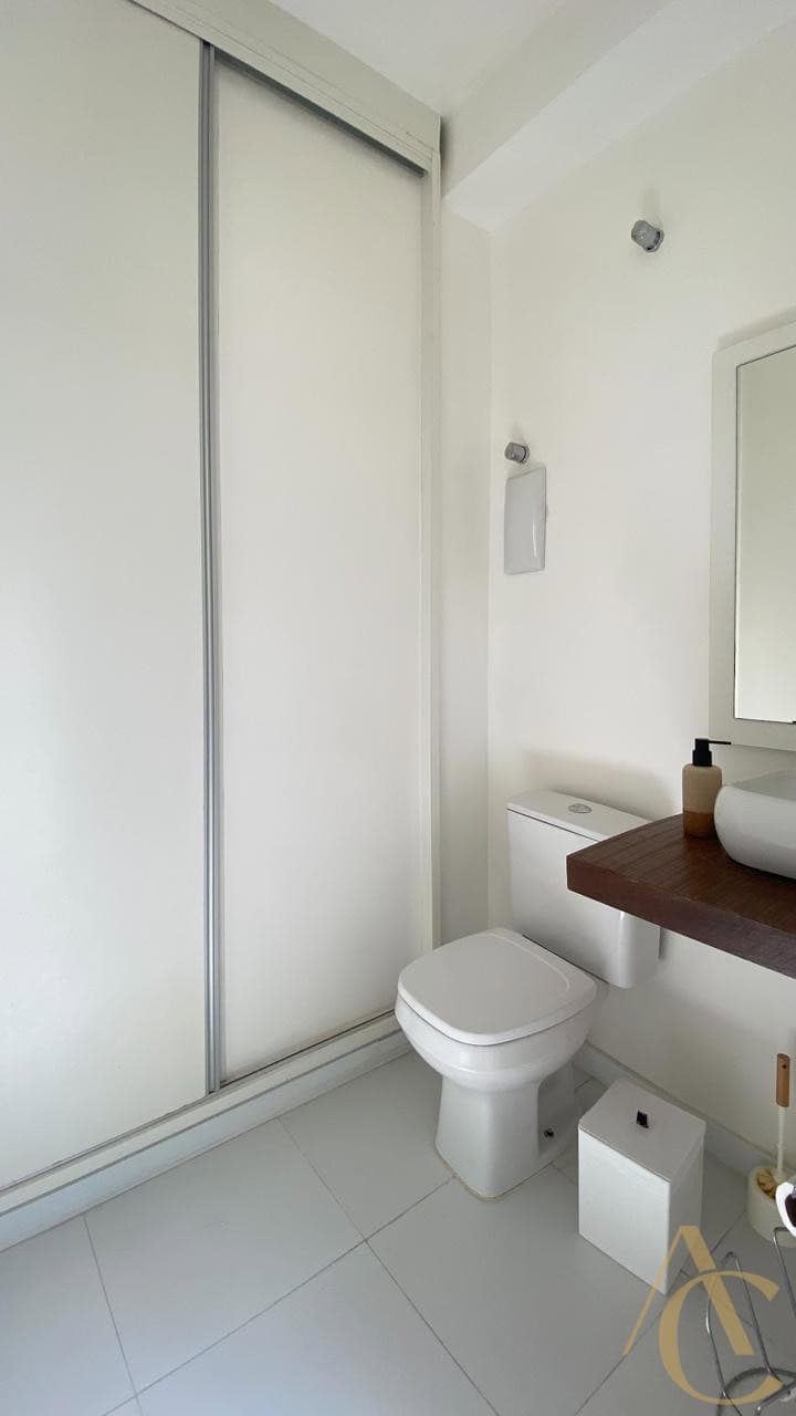 Cobertura à venda – 4 quartos sendo 2 suítes – Centro | Florianópolis/SC.