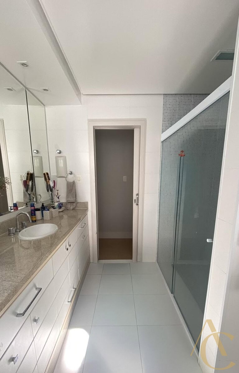 Cobertura à venda – 4 quartos sendo 2 suítes – Centro | Florianópolis/SC.