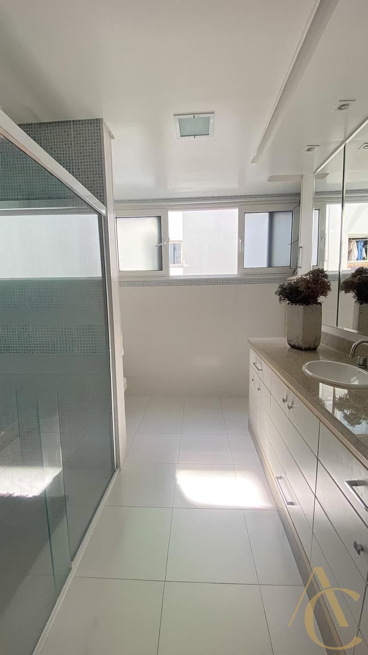 Cobertura à venda – 4 quartos sendo 2 suítes – Centro | Florianópolis/SC.