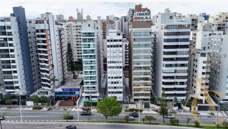 Cobertura à venda – 4 quartos sendo 2 suítes – Centro | Florianópolis/SC.