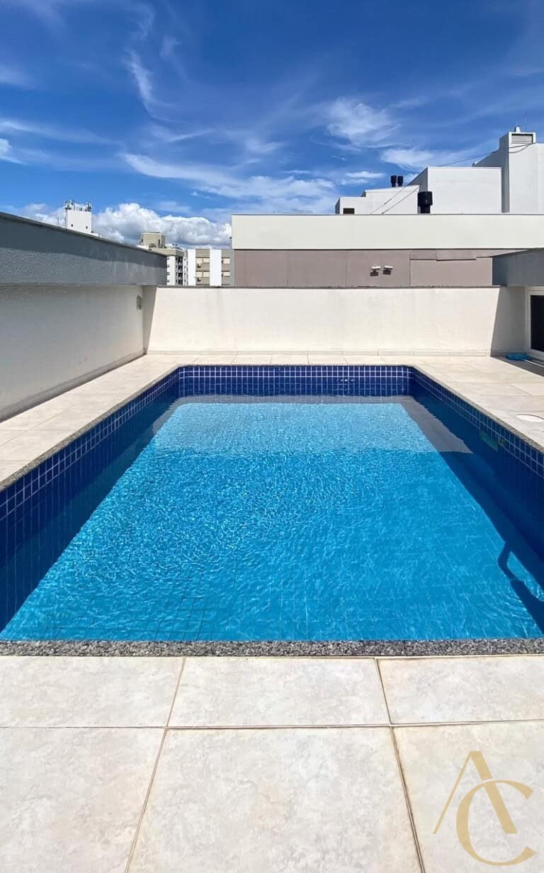 Cobertura à venda – 4 quartos sendo 2 suítes – Centro | Florianópolis/SC.