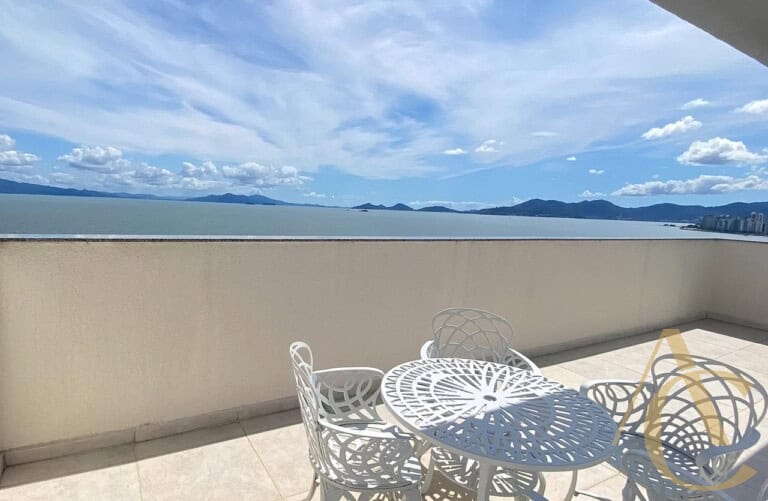 Cobertura à venda – 4 quartos sendo 2 suítes – Centro | Florianópolis/SC.