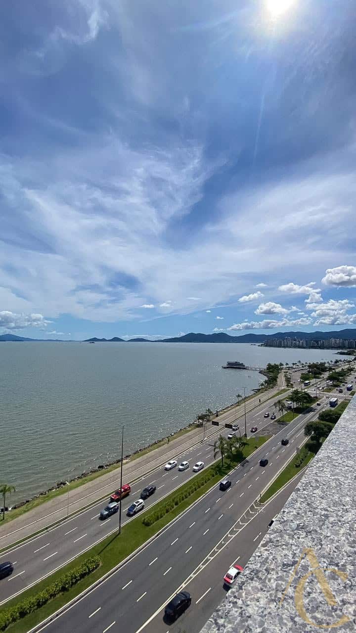 Cobertura à venda – 4 quartos sendo 2 suítes – Centro | Florianópolis/SC.