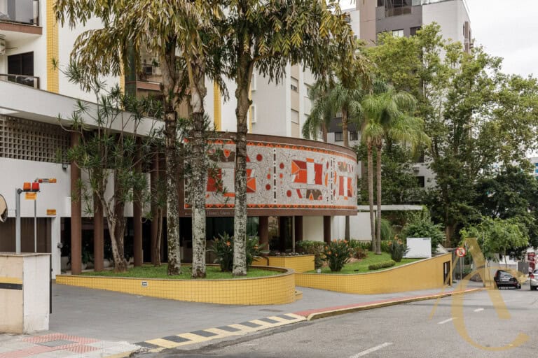 Apartamento à venda – 4 quartos sendo 1 suíte – Centro | Florianópolis/SC.