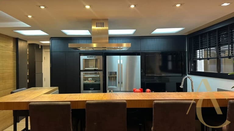 Apartamento à venda – 4 quartos sendo 2 suítes – Centro | Florianópolis/SC.