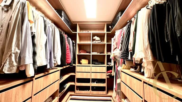 Apartamento à venda – 4 quartos sendo 2 suítes – Centro | Florianópolis/SC.
