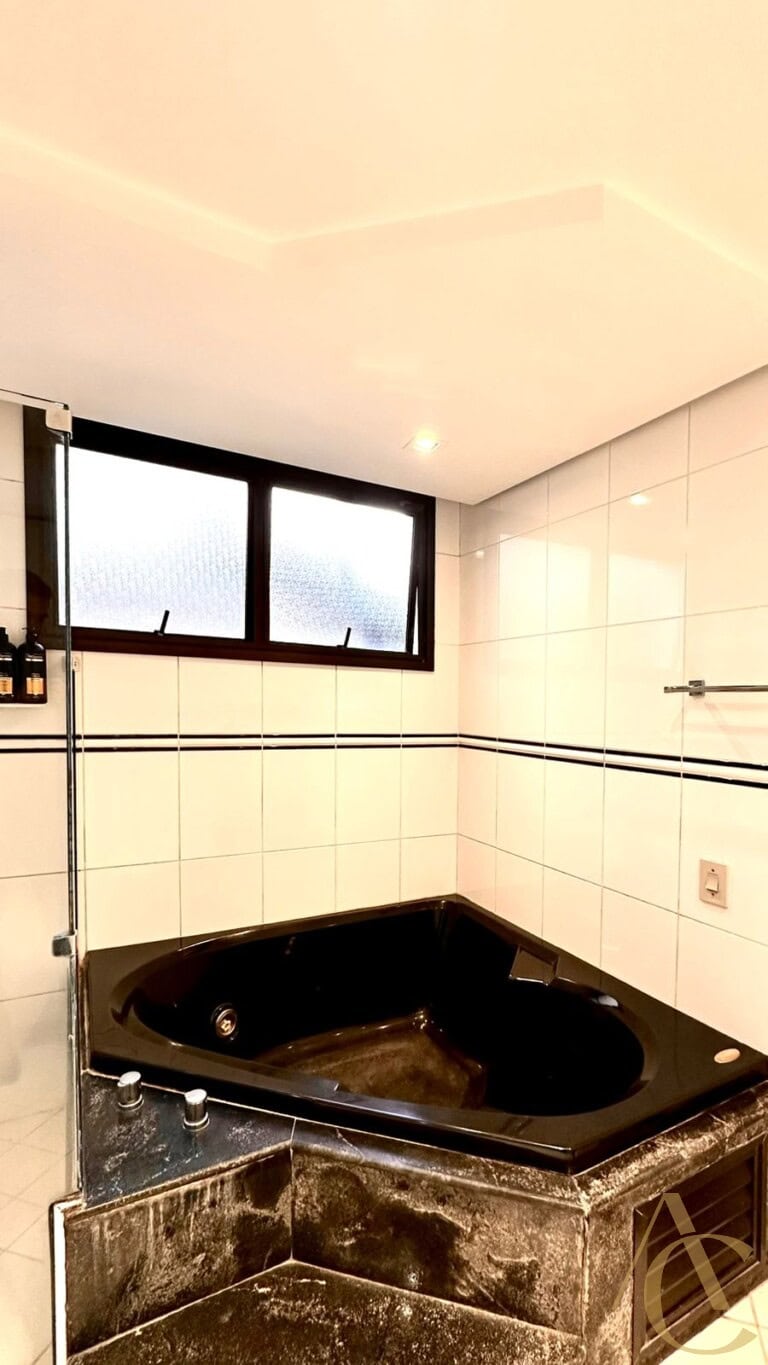 Apartamento à venda – 4 quartos sendo 2 suítes – Centro | Florianópolis/SC.