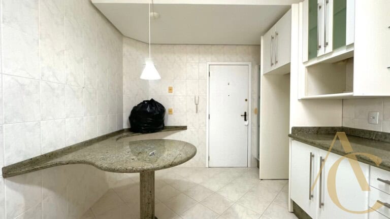 Apartamento à venda – 4 quartos sendo 1 suíte – Centro | Florianópolis/SC.