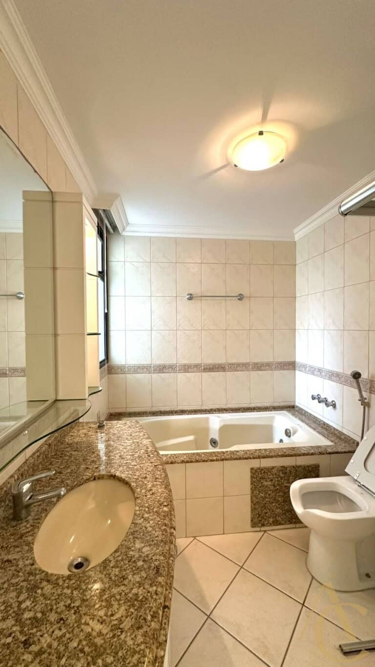 Apartamento à venda – 4 quartos sendo 1 suíte – Centro | Florianópolis/SC.