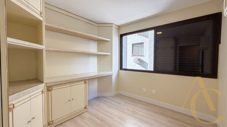 Apartamento para alugar  – 4 quartos sendo 1 suíte – Centro | Florianópolis/SC
