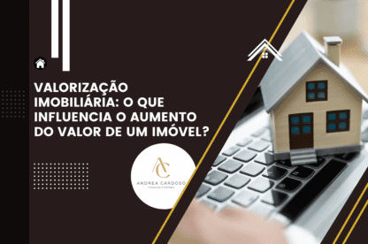 Arte de capa sobre valorização imobiliária com título do artigo e maquete de casa sobre notebook, representando o mercado de imóveis.