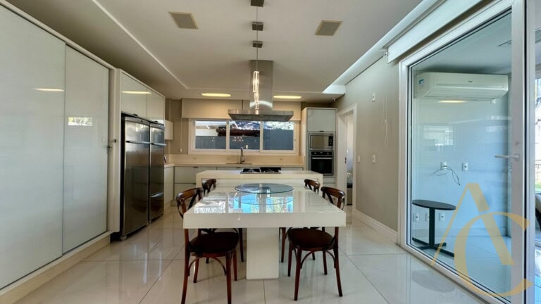 Casa residencial à venda – 4 dormitórios, sendo 2 suítes – João Paulo | Florianópolis/SC.