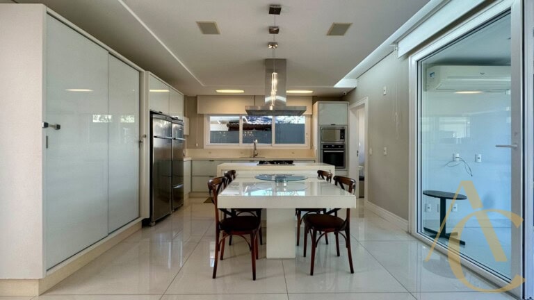 Casa residencial à venda – 4 dormitórios, sendo 2 suítes – João Paulo | Florianópolis/SC.