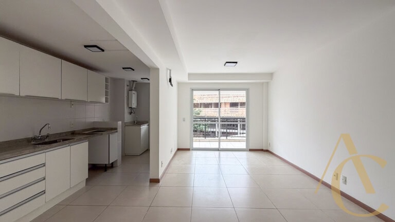 Apartamento para alugar – 3 quartos sendo 1 suíte e demi-suíte – Abraão | Florianópolis/SC.