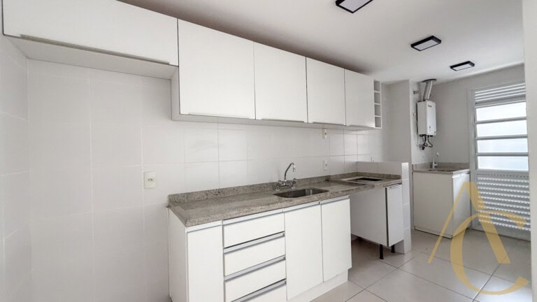 Apartamento para alugar – 3 quartos sendo 1 suíte e demi-suíte – Abraão | Florianópolis/SC.