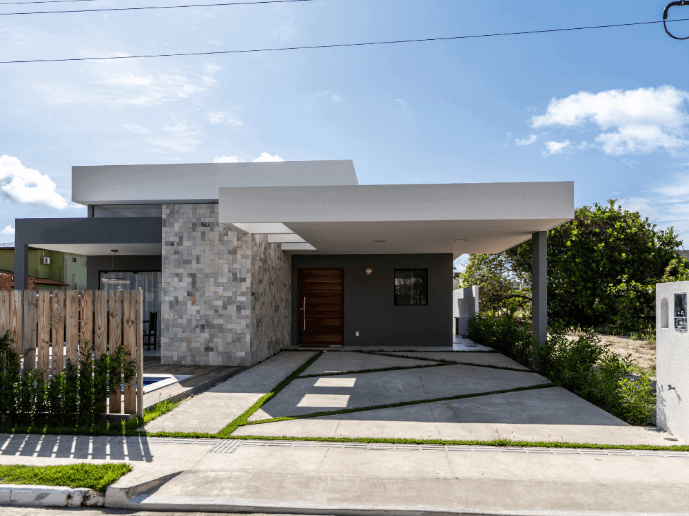 Casa moderna com fachada contemporânea, garagem ampla, jardim e acabamento externo que contribuem para a valorização do imóvel. Tudo para explicar o que valoriza um imóvel.