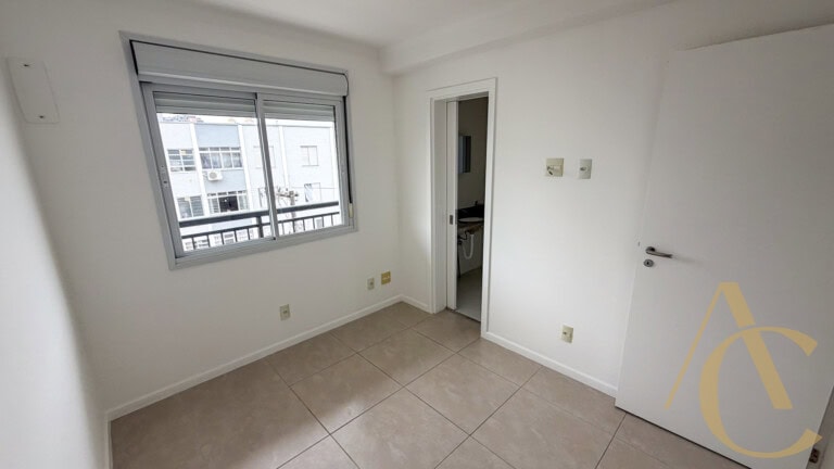 Apartamento para alugar – 3 quartos sendo 1 suíte e demi-suíte – Abraão | Florianópolis/SC.