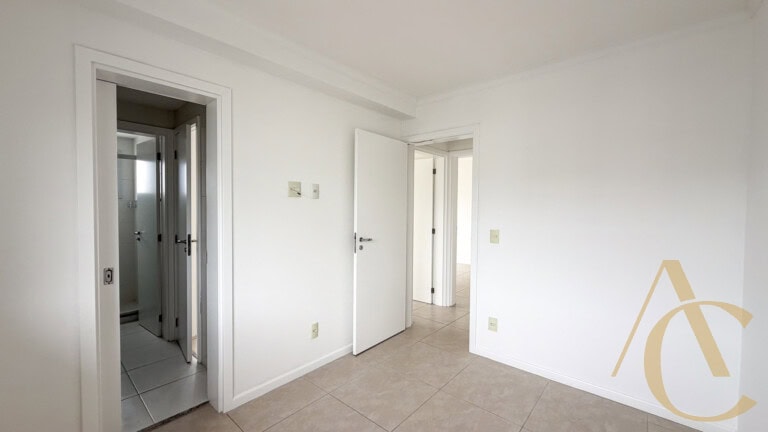 Apartamento para alugar – 3 quartos sendo 1 suíte e demi-suíte – Abraão | Florianópolis/SC.
