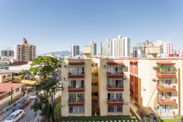Apartamento para alugar – 03 quartos sendo 01 suíte – Campinas | São José/SC.