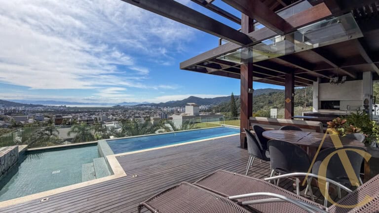 Casa residencial para locação – 06 quartos sendo 04 suítes – Córrego Grande | Florianópolis/SC.