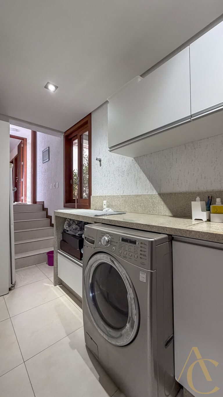 Casa residencial para locação – 06 quartos sendo 04 suítes – Córrego Grande | Florianópolis/SC.