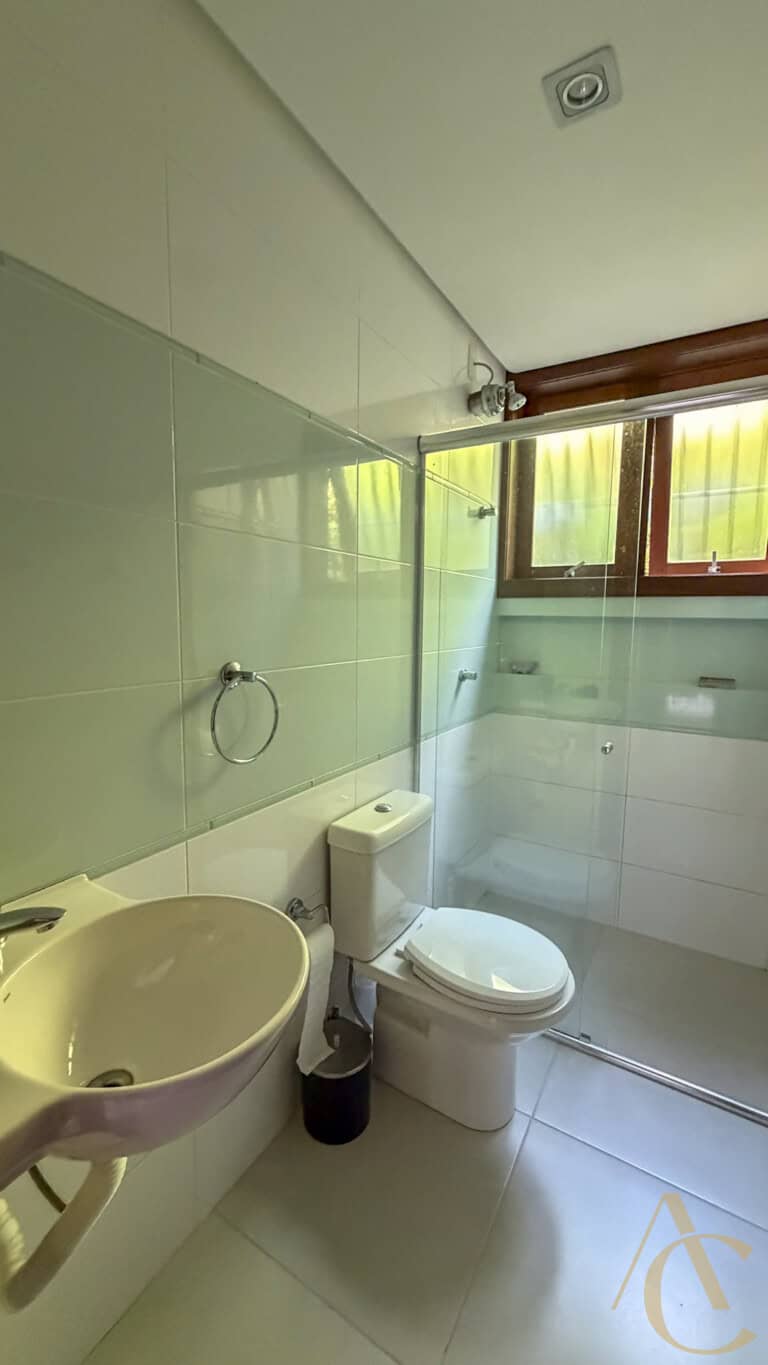 Casa residencial para locação – 06 quartos sendo 04 suítes – Córrego Grande | Florianópolis/SC.