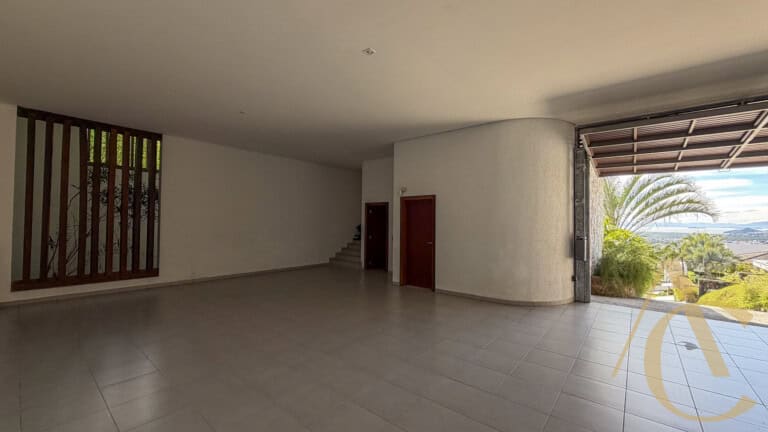 Casa residencial para locação – 06 quartos sendo 04 suítes – Córrego Grande | Florianópolis/SC.
