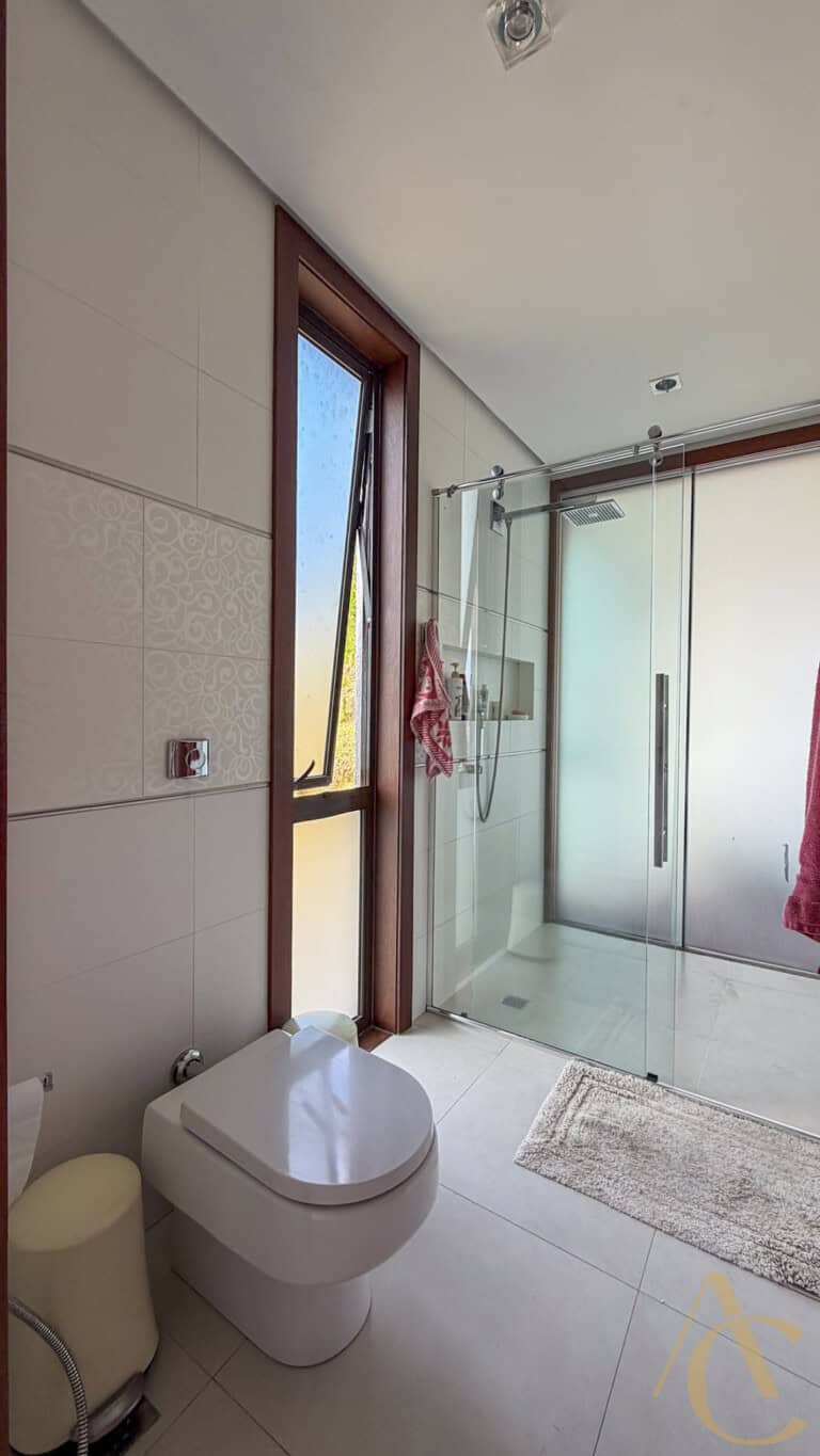 Casa residencial para locação – 06 quartos sendo 04 suítes – Córrego Grande | Florianópolis/SC.