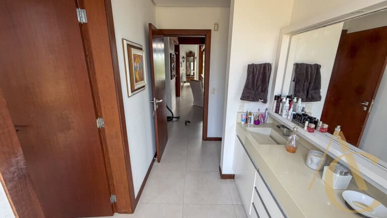 Casa residencial para locação – 06 quartos sendo 04 suítes – Córrego Grande | Florianópolis/SC.