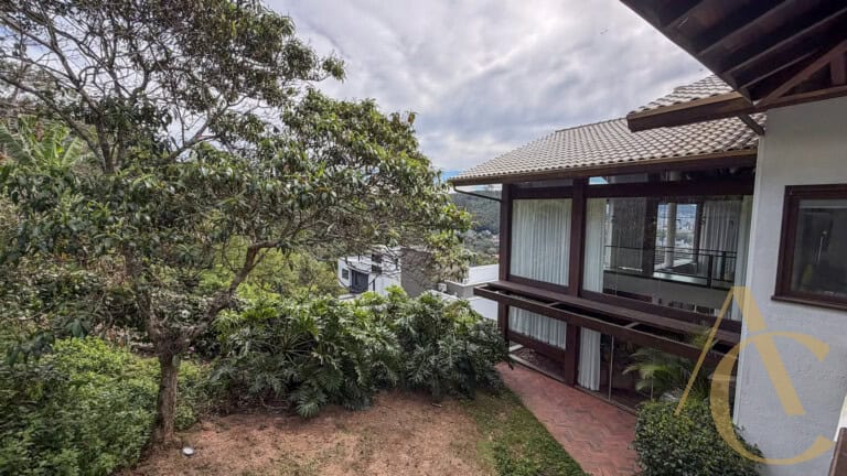 Casa residencial para locação – 06 quartos sendo 04 suítes – Córrego Grande | Florianópolis/SC.