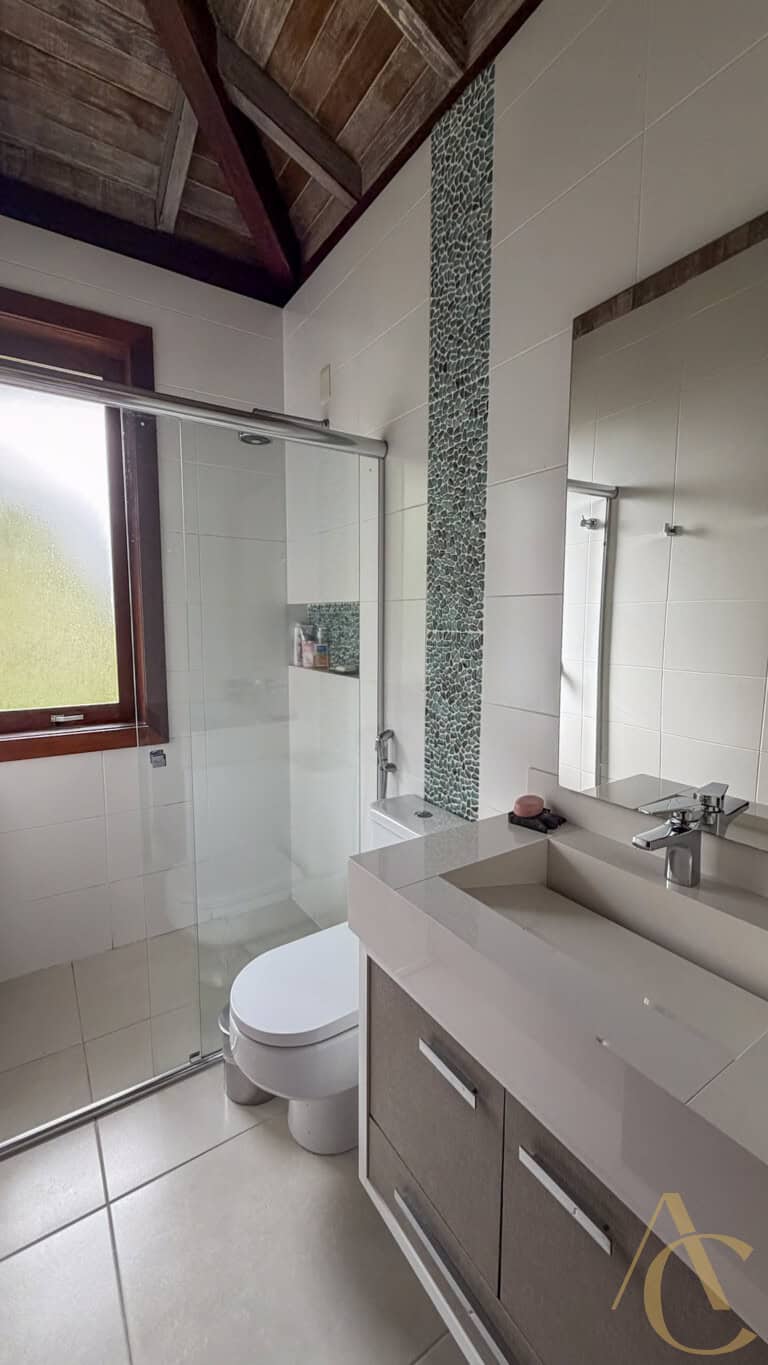 Casa residencial para locação – 06 quartos sendo 04 suítes – Córrego Grande | Florianópolis/SC.
