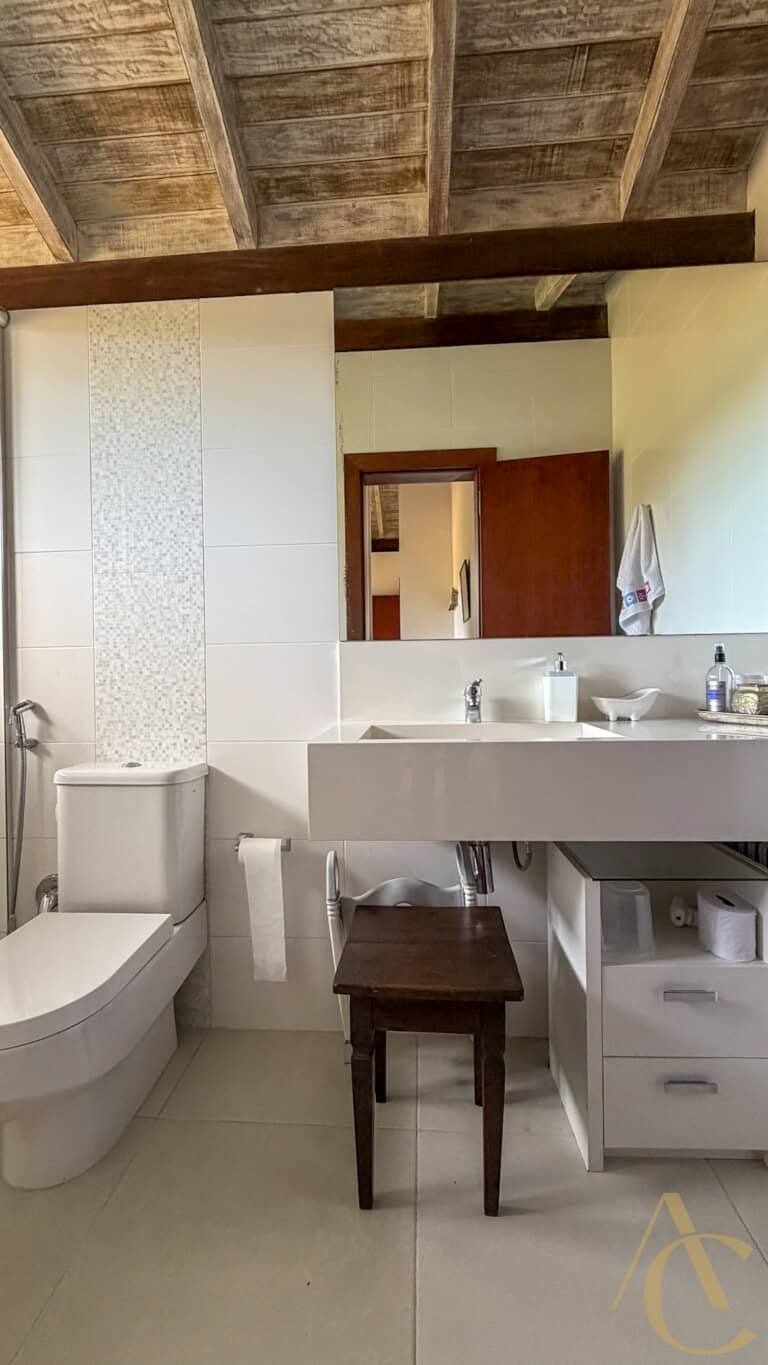 Casa residencial para locação – 06 quartos sendo 04 suítes – Córrego Grande | Florianópolis/SC.