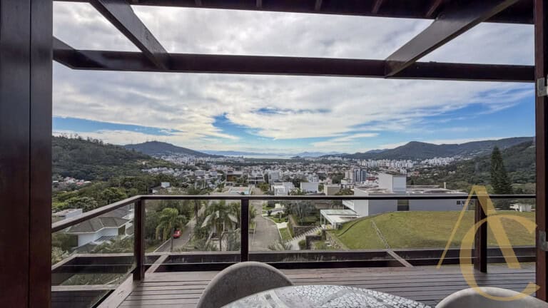 Casa residencial para locação – 06 quartos sendo 04 suítes – Córrego Grande | Florianópolis/SC.
