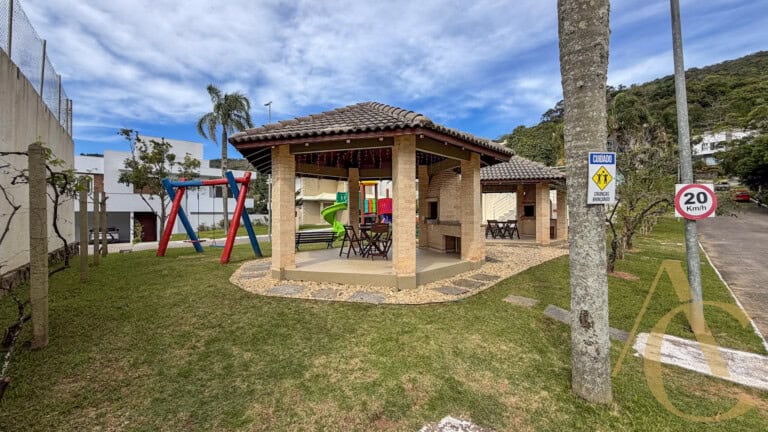 Casa residencial para locação – 06 quartos sendo 04 suítes – Córrego Grande | Florianópolis/SC.