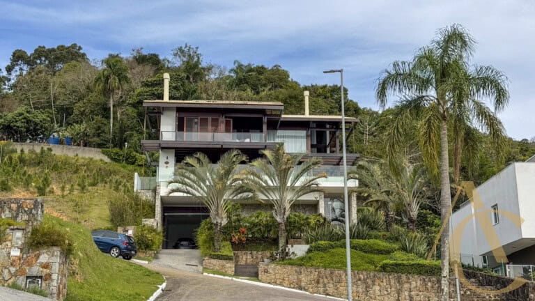 Casa residencial para locação – 06 quartos sendo 04 suítes – Córrego Grande | Florianópolis/SC.