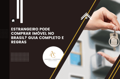Capa de artigo sobre as regras para estrangeiros comprarem imóveis no Brasil, com uma mão segurando chaves de uma casa.