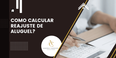 Imagem com título Como calcular reajuste de aluguel, mostrando pessoa usando calculadora e contrato sobre a mesa, representando finanças e locação.